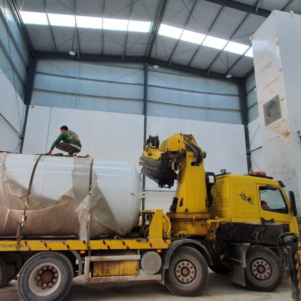 Crane truck delivering storage tank to the SAH Oxygen plant